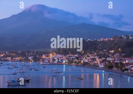 La France, Martinique, Saint Pierre et la montagne Pelée (1397m) en arrière-plan Banque D'Images