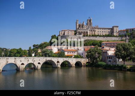 La France, l'Hérault, Béziers, la Cathédrale Saint Nazaire et le Pont Vieux sur le fleuve Orb Banque D'Images