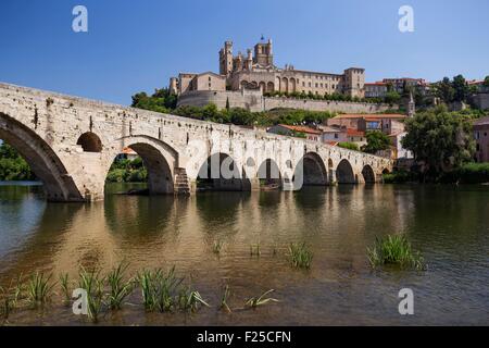 La France, l'Hérault, Béziers, la Cathédrale Saint Nazaire et le Pont Vieux sur le fleuve Orb Banque D'Images