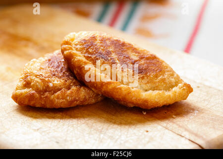 Empanadas colombiennes (des galettes salés) sur planche de bois. Cuisine latine Banque D'Images