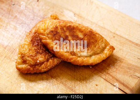 Empanadas colombiennes (des galettes salés) sur planche de bois. Cuisine latine Banque D'Images