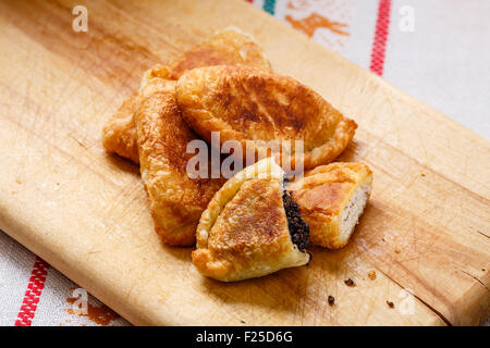 Empanadas colombiennes (des galettes salés) sur planche de bois. Cuisine latine Banque D'Images