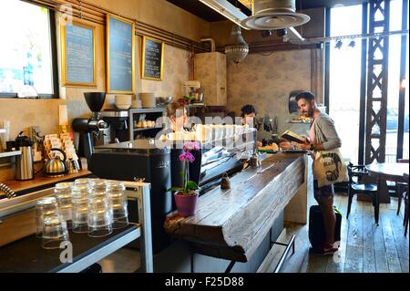 France, Paris, le quartier Barbès Café Lomi, Banque D'Images