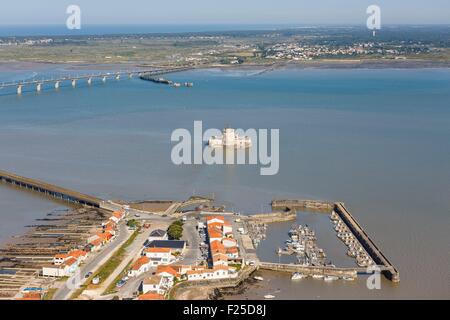 En France, en Charente Maritime, Bourcefranc le Chapus, la pointe du Chapus, OlΘron Harbour Bridge et fort Louvois (vue aérienne) Banque D'Images