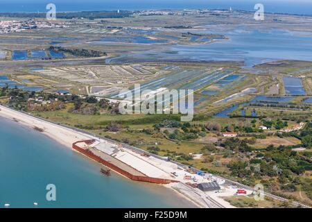 France, Charente Maritime, Ars en re, les travaux de consolidation du barrage (vue aérienne) Banque D'Images