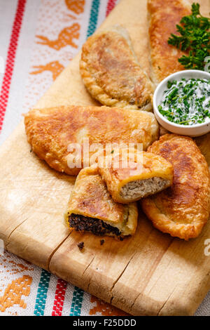 Empanadas colombiennes (des galettes salés) sur planche de bois. Cuisine latine Banque D'Images