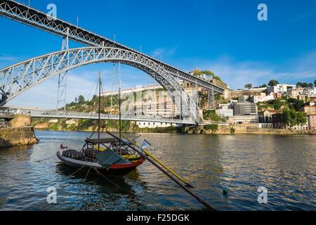 Portugal, région Nord, Porto, Pont Dom Luis inscrite au Patrimoine Mondial de l'UNESCO, construit entre 1881 et 1886 par Théophile Seyrig, disciple de Gustave Eiffel, Vila Nova de Gaia et monastère Serra do Pilar en arrière-plan Banque D'Images