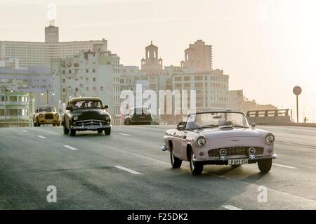 Cuba, La Havane, Malecon, le trafic dans le quartier Centro Habana Banque D'Images