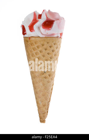 Ice cream cone Snack food vanille blanc dessert froid doux rafraîchissement sur frozen strawberry isolées image couleur de produits laitiers Banque D'Images