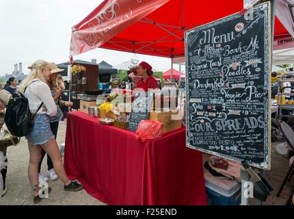 United States, New York, Brooklyn, New York District, Smorgasburg samedi marché dans Bushwick Inlet Park, marché alimentaire, qui accueille des centaines d'exposants les New-yorkais ou environs Banque D'Images