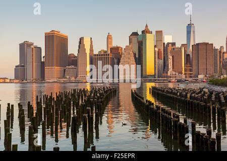 United States, New York, le Lower Manhattan vu depuis le rivage de Brooklyn Banque D'Images