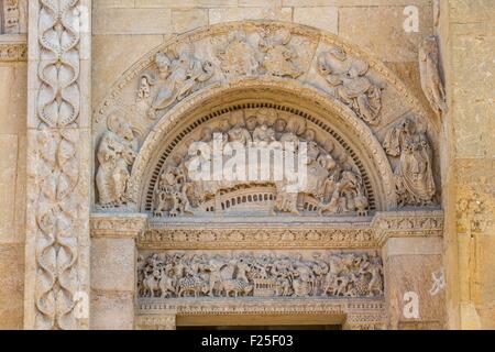 La France, de la Loire, Charlieu, Saint Fortunatus''Abbaye de style roman tardif, tympan de la peu de North Portal, Brionnais Banque D'Images