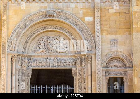 La France, de la Loire, Charlieu, Saint Fortunatus''Abbaye de style roman tardif, tympan, le Christ dans une mandorle, entouré par les symboles des quatre évangélistes, Xiième siècle, Brionnais Banque D'Images