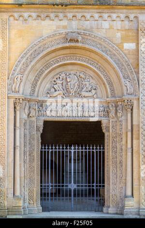 La France, de la Loire, Charlieu, Saint Fortunatus''Abbaye de style roman tardif, tympan, le Christ dans une mandorle, entouré par les symboles des quatre évangélistes, Xiième siècle, Brionnais Banque D'Images