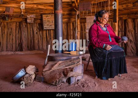 United States, Arizona, Navajo Nation, Monument Valley Tribal Park, hogan navajo traditionnel (maison) Banque D'Images