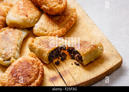 Empanadas colombiennes (des galettes salés) sur planche de bois. Cuisine latine Banque D'Images