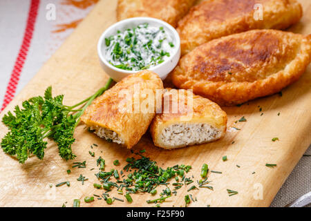 Empanadas colombiennes (des galettes salés) sur planche de bois. Cuisine latine Banque D'Images