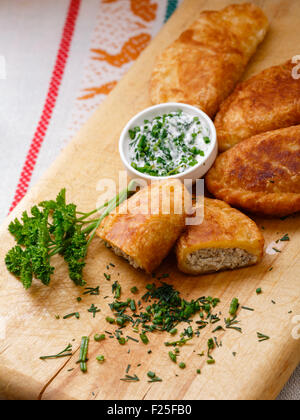 Empanadas colombiennes (des galettes salés) sur planche de bois. Cuisine latine Banque D'Images