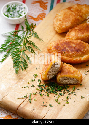 Empanadas colombiennes (des galettes salés) sur planche de bois. Cuisine latine Banque D'Images