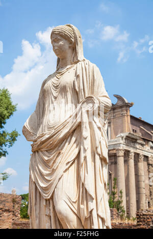 Statue d'une vierge vestale dans la maison de l'Vestales dans le Forum Romain Rome Italie Roma Lazio Italie Europe de l'UE Banque D'Images