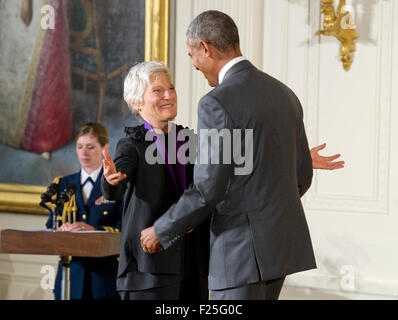 Washington DC, USA. 10 Sep, 2015. Le président des États-Unis Barack Obama présente la Médaille nationale de l'art d'Ann Hamilton de Columbus, Ohio, artiste visuel, lors d'une cérémonie dans l'East Room de la Maison Blanche à Washington, DC le jeudi 10 septembre, 2015. Credit : Ron Sachs/CNP (restriction : NO New York ou le New Jersey Journaux ou journaux dans un rayon de 75 km de la ville de New York) - PAS DE SERVICE DE FIL - Crédit photo : dpa alliance/Alamy Live News Banque D'Images