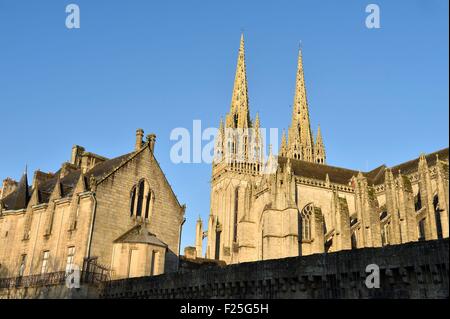 La France, Finistère, Quimper, la cathédrale Saint-Corentin Banque D'Images