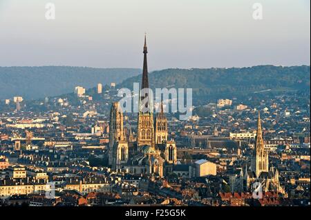 France, Seine Maritime, Rouen, le centre-ville avec vue sur la cathédrale Notre-Dame et l'église Saint Maclou Banque D'Images