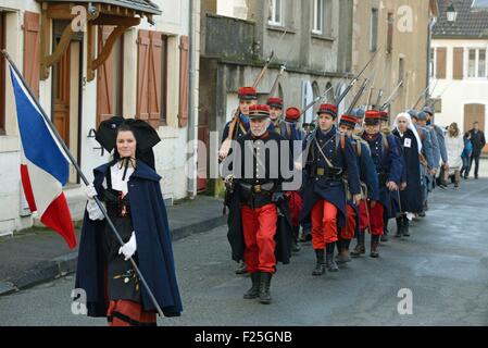 La France, Territoire de Belfort, Giromagny, l'armistice de la Première Guerre mondiale, la commémoration du 11 novembre, poilus, en uniforme Alsacienne avec drapeau tricolore Banque D'Images