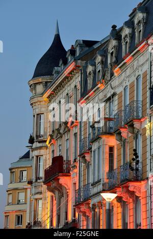 La France, Territoire de Belfort, Belfort, l'Avenue Foch et le Boulevard Carnot, bâtiments début du xxe siècle, les grands magasins, les lumières de Noël Banque D'Images