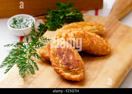 Empanadas colombiennes (des galettes salés) sur planche de bois. Cuisine latine Banque D'Images