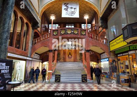 République tchèque, Prague, centre historique classé au Patrimoine Mondial de l'UNESCO, ville nouvelle (Nove Mesto), une galerie marchande de Palais Lucerna Banque D'Images