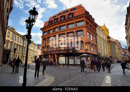 République tchèque, Prague, centre historique classé au Patrimoine Mondial de l'UNESCO, Stare Mesto De, maison à la Vierge Noire bâtiment cubiste par l'architecte Josef Gocar sur place Ovocny qui héberge le Grand Orient CafΘ anc le Cubisme Museum (Muzeum Ceskeho Banque D'Images