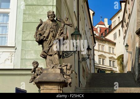 République tchèque, Prague, centre historique classé au Patrimoine Mondial par l'UNESCO, le quartier Hradcany, escalier menant au Château Royal Banque D'Images