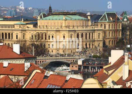 République tchèque, Prague, centre historique classé au Patrimoine Mondial par l'UNESCO, la Vieille Ville (Stare Mesto), le Rudolfinum sur la place Jan Palach le long de la rivière Vltava Banque D'Images