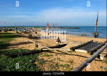 Sri Lanka, Province de l'Ouest, Negombo, retour des pêcheurs et leurs voiliers après la pêche du matin sur Porathota beach Banque D'Images