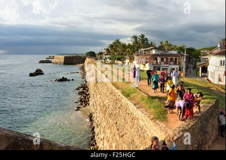 Sri Lanka, Province du Sud, Fort de Galle, classé au patrimoine mondial de l'UNESCO, vieilles maisons coloniales derrière les murs côté mer de la bastide Banque D'Images