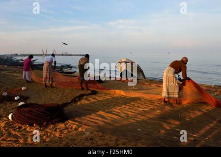 Sri Lanka, Province de l'Ouest, les pêcheurs de Negombo, le tri leurs filets sur la plage Porathota Banque D'Images