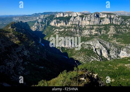 France, France, Var, sur la rive gauche et Alpes de Haute Provence sur la rive droite, le Parc Naturel Régional du Verdon, les gorges du Verdon Grand Canyon entre le Cirque de Vaumale et le galetas dans l'arrière-plan, vue depuis la Corniche Sublime Banque D'Images