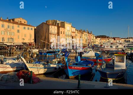 La France, Var, Saint-Tropez, pointus (bateaux bateaux méditerranéens traditionnels) dans le port Banque D'Images