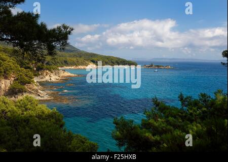 La France, Var, Bormes les Mimosas, vue depuis le Fort BrΘgancon GalΦre sur pointe de la, dans l'arrière-plan les îles du Levant Banque D'Images