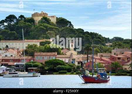 La France, Var, Iles d'Hyères, Parc National de Port Cros (parc national de Port Cros), île de Porquerolles, Bernard Samuel appela Sam le pêcheur sur son bateau nommé Le corailleur de quitter le port de Porquerolles dominé par le Fort Sainte-Agathe Banque D'Images