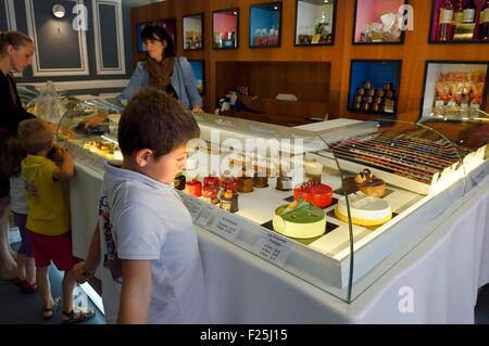 La France, Var, Hyeres, Dominique chocolat et pâtisserie Banque D'Images