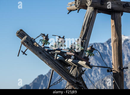 Vieux poteau d' électricité près de Stepantsminda ville, montagnes du Grand Caucase, Géorgie Banque D'Images