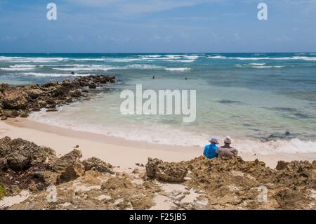 L'île de la Barbade, le Surfer's Point, plage de Cove Bay, Eglise paroissiale de Christ, côte sud Banque D'Images