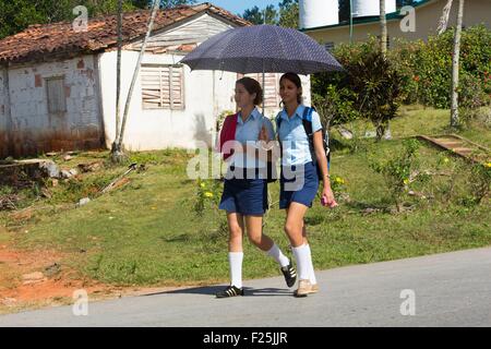 Cuba, province de Pinar del Rio, Vinales, vallée de Vinales Vinales, Parc national classé au Patrimoine Mondial par l'UNESCO,école de filles en uniforme Banque D'Images