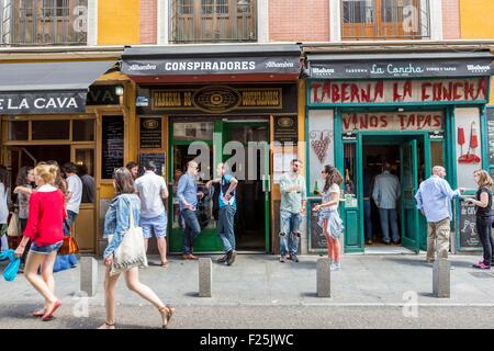 Espagne, Madrid, La Latina, la Calle de la Cava Baja, spécialisé dans les bars à tapas de la rue Banque D'Images