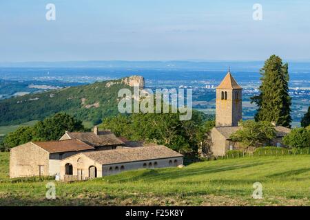 France, Saône et Loire, Grange du Bois, hameau de Solutré Pouilly, à une altitude de 500m, le Prieuré et Solutré Rock dans l'arrière-plan Banque D'Images