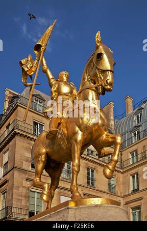 France, Paris, place des Pyramides statue équestre de Jeanne d'Arc par Emmanuel FrΘmiet et façade de l'hôtel Regin Banque D'Images