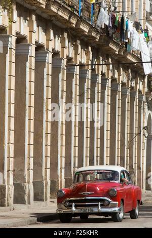 Cuba, Ciudad de la Habana Province, La Havane, La Habana Vieja ville inscrite au Patrimoine Mondial de l'UNESCO, voiture américaine en face de bâtiments Banque D'Images
