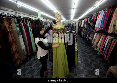 Naplouse, ville de Cisjordanie à Naplouse. 12 Sep, 2015. Un vendeur palestinien robe chinoise affiche à son magasin, dans la ville cisjordanienne de Naplouse, le 12 septembre, 2015. Pour de nombreux hommes d'affaires palestiniens, les marchandises chinoises sont de bons choix en raison des prix bon marché. À Naplouse, 'Chine' est un mot commun à tous, et faites-en-Chine produits sont partout dans les marchés et vendus à des prix raisonnables. © Nidal Eshtayeh/Xinhua/Alamy Live News Banque D'Images